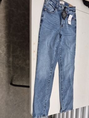 PacSun Women's Straight Leg Jeans in Medium Blue Wash